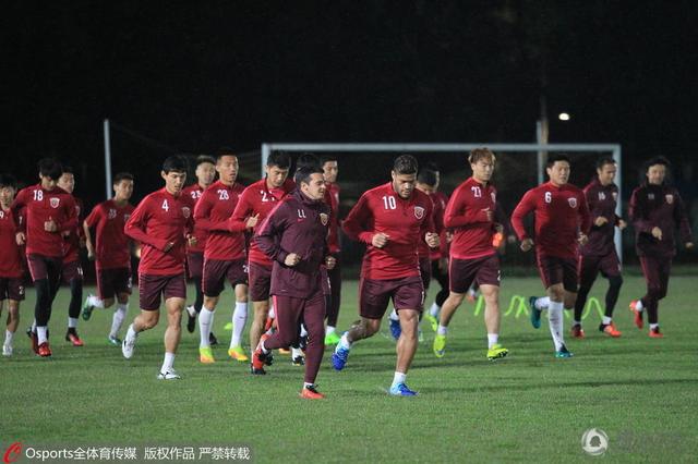 比赛开始，王哲林内线接连取分帮助球队迅速建立主动权，周琦内线也能给出回应，培根状态不错里突外投连续取分帮助上海首节建立12分领先，次节上海上来就是一波9-3拉开近20分领先，威姆斯和徐杰联手助球队止血，随后徐杰爆发又接连外线发炮帮助广东直接咬住比分，半场广东只落后3分。
